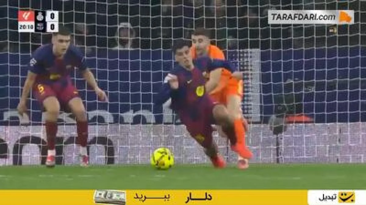 صحنه جالب بازی اسپانیول و بارسلونا؛ خوان گارسیا با هل دادن جرارد مارتین مانع گلزنی اسپانیول شد