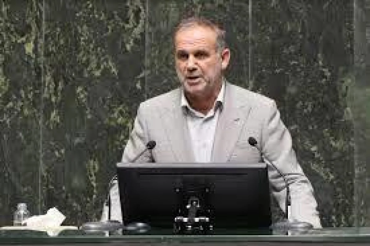 نماینده مجلس: اگر شنیدید فرزندان کارگزاران اصلی حاکمیت در آمریکا حضور دارند، حتما به مواضع‌شان شک کنید/ این مسئولان یا بچه‌های‌شان باید بیایند ایران یا خودشان بروند آن طرف