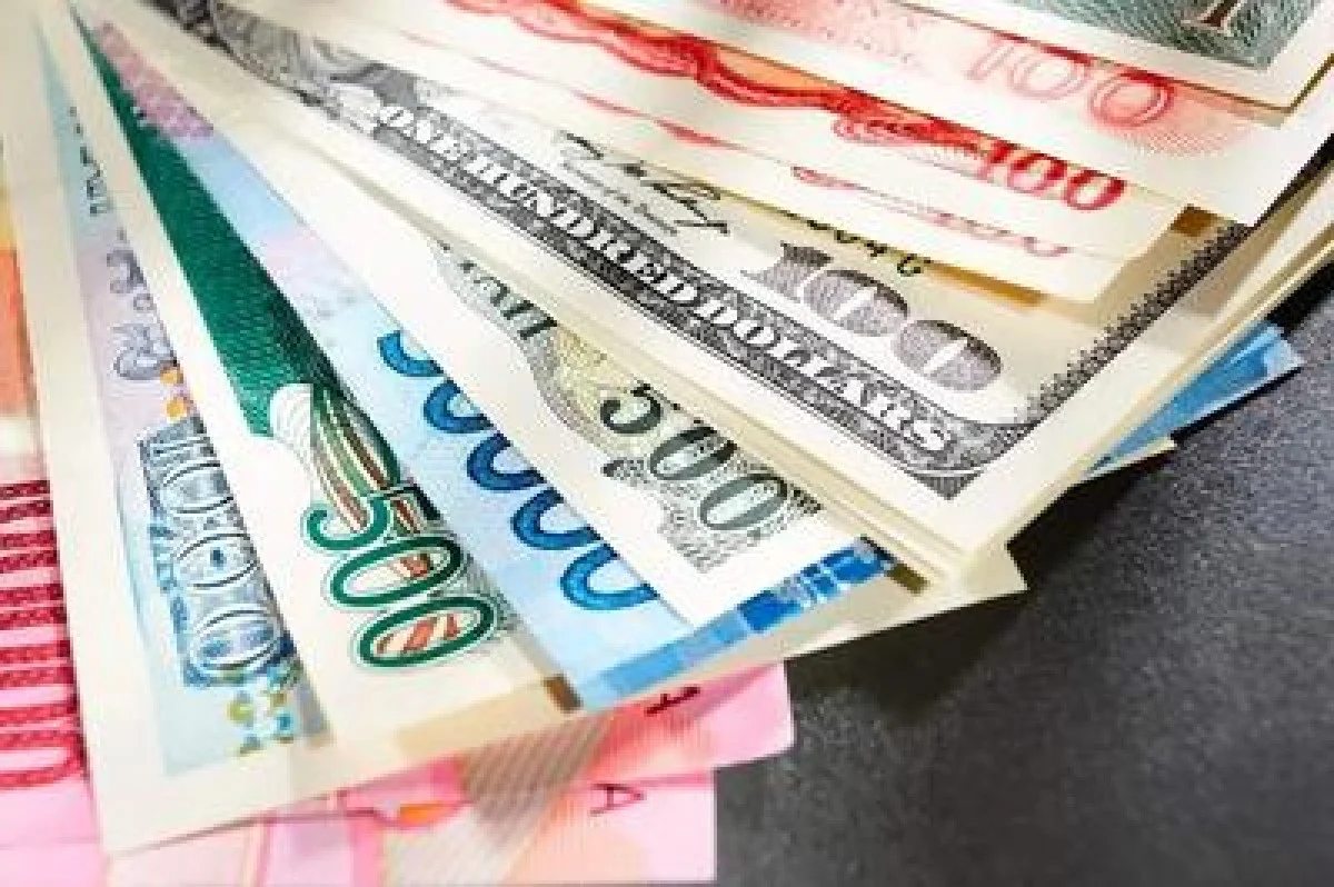 کاهش قیمت دلار به ۱۳۲ هزار تومان؛ یورو عقب‌نشینی کرد