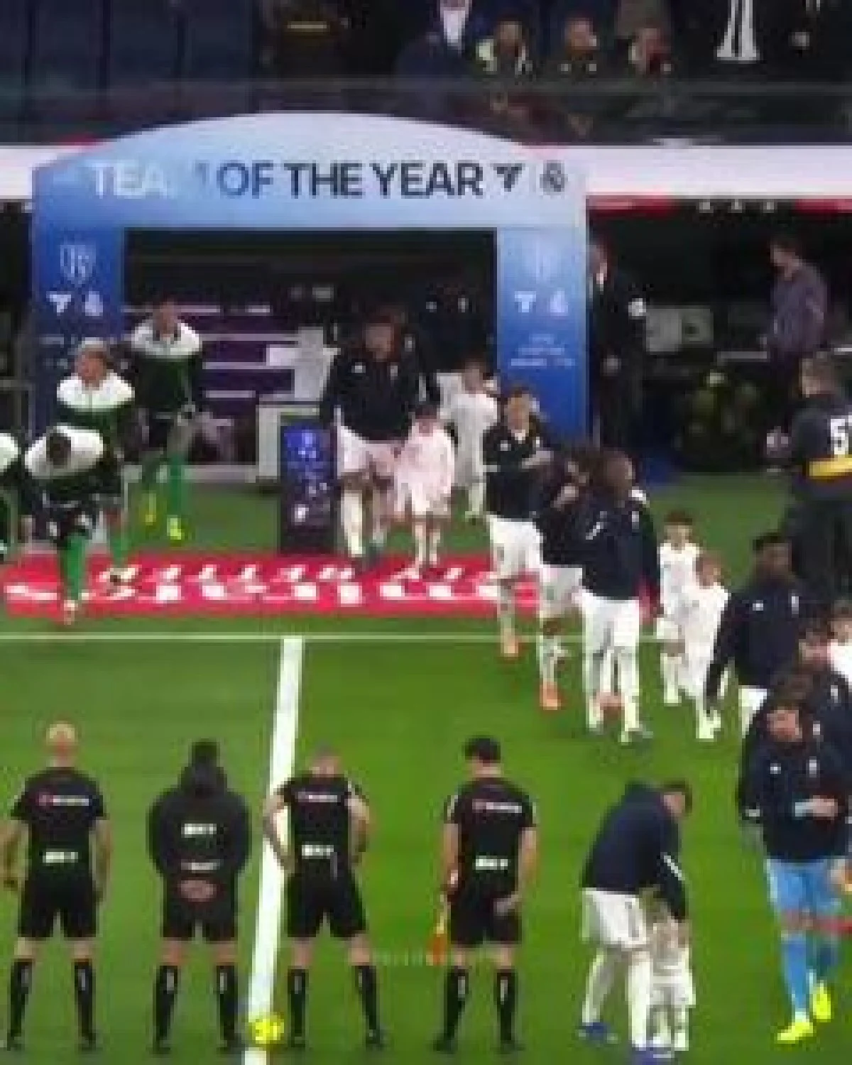 ویدئو: وقتی بلینگام دست در دست پسر والورده وارد برنابئو شد‎!‎ - پارس فوتبال